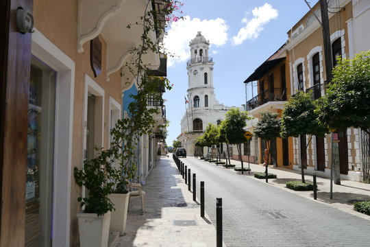 Zona Colonial: Calle Arzobispo Meri&ntilde;o mit Palacio Consistorial in Santo Domingo in der Dominikanischen Republik