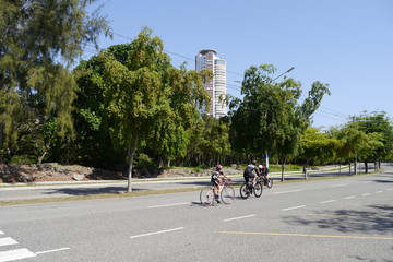 Fahrradfahrer Straße Avenida Parque Mirador Sur, Santo Domingo