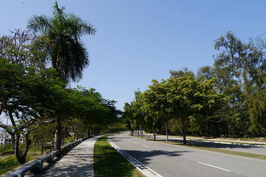Leere Straße Avenida Parque Mirador Sur, Santo Domingo