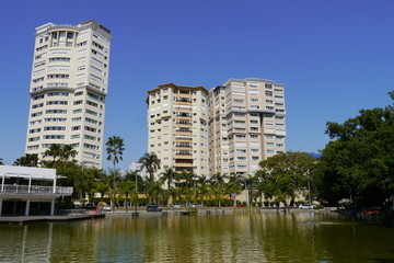 Palmen, Teich und Hochhäuser Parque Mirador Sur Santo Domingo