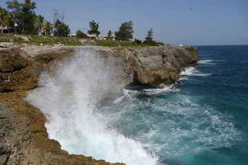 Hochspritzende Gischt an Felsenküste Karibik Santo Domingo