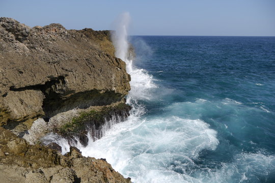 Hochspritzendes und Hochschie&szlig;endes Wasser an Felsenk&uuml;ste