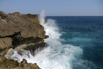 Felsenküste mit aufspritzender Brandung