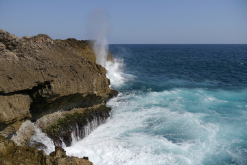 Felsenküste mit Geysir durch Meeresbrandung