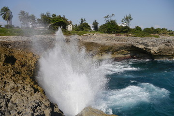 Tosendes Meer mit Gischt Fontaine Karibik Santo Domingo Tropen