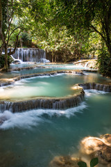 Naklejka premium paysage relaxant de chute d'eau 