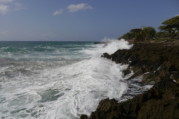 Schäumende Wellen an Felsenküste