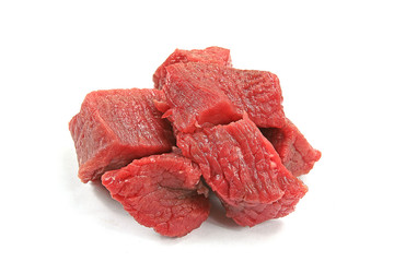 morceaux de boeuf cru sur un fond blanc