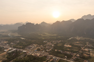 Vang Vieng au laos vue aérienne depuis la montgolfière 