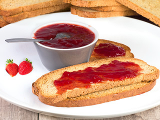 pot de confiture avec tartine