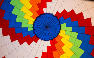 patchwork coloré d'une toile de montgolfière vu de l’intérieur 