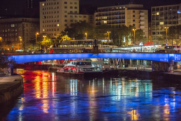 Fototapeta na wymiar Donaukanal in Wien bei nacht