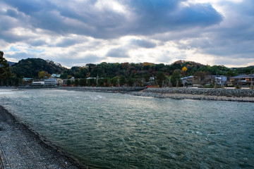 京都 宇治市 晴れ間の覗く宇治川