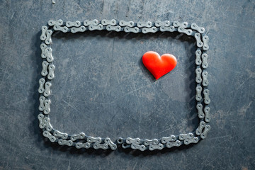 catena di bici forma una cornice con un cuore in mezzo