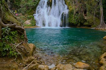 Obraz na płótnie Canvas A beautiful Waterfalls of Tamasopo san luis potosi mexico