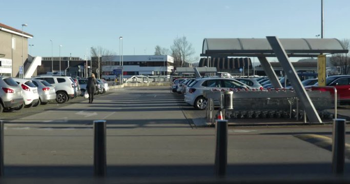 Parcheggio con auto e persone