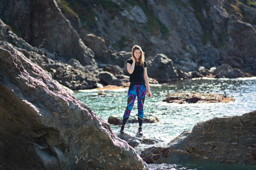 Portrait belle charmante jeune femme leggings caucasian brune aux yeux bleu joyeuse et confiance en...