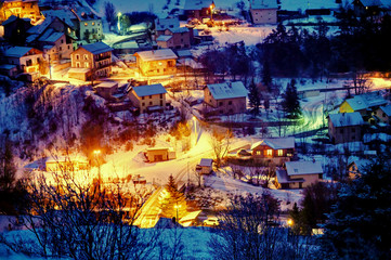 villaggio al tramonto d’inverno