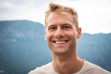 Portrait jeune homme caucasian blond aux yeux bleu joyeux confiance séduisant chanceux...