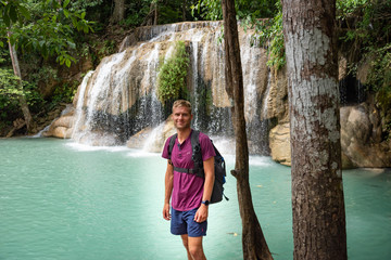 Portrait beau gosse charmant jeune homme caucasian blond aux yeux bleu joyeux confiance en soi séduisant chanceux charismatique européen heureux zen thailand kanchanaburi cascade erawan