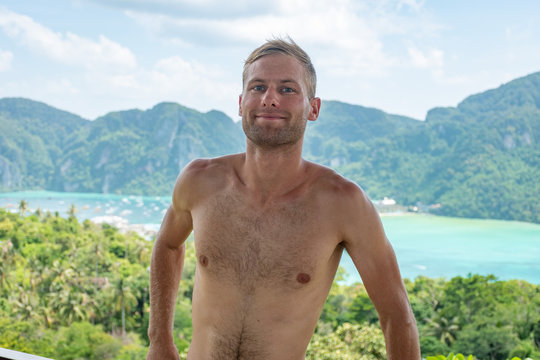 Portrait beau gosse charmant jeune homme caucasian blond aux yeux bleu joyeux confiance en soi s&eacute;duisant chanceux charismatique europ&eacute;en heureux zen thailand &icirc;le ko phi phi ko lanta plage sable blanc