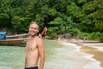 Portrait beau gosse charmant jeune homme caucasian blond aux yeux bleu joyeux confiance en soi...