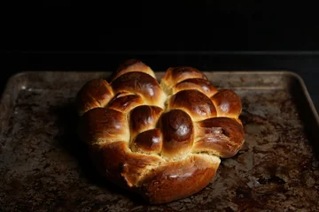 Rollo Brot Heart-shaped challah bread on a pan  © miss