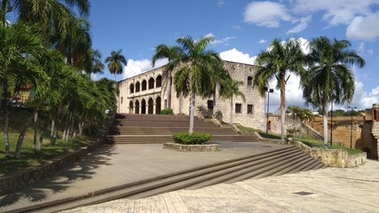 Fototapeta na wymiar Alcázar de Colón in Santo Domingo in der Karibik Plaza de la Hispanidad
