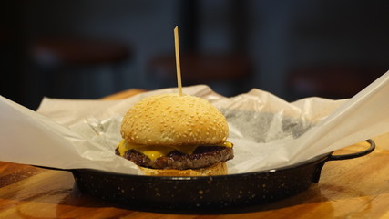 Hamburger auf dem Teller