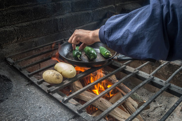 Carne asada papas y chiles, parrilla al aire libre