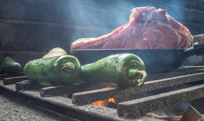 Carne asada papas y chiles, parrilla al aire libre