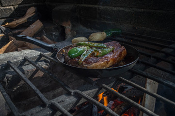 Carne asada papas y chiles, parrilla al aire libre