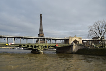 Le pont de Bir-Hakeim dominé par la tour Eiffel, Paris, France.