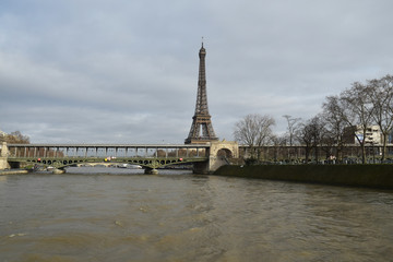 Le pont de Bir-Hakeim dominé par la tour Eiffel, Paris, France.