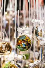 Fototapeta na wymiar Merry Christmas background. Weihnachtsdekoration. Glaskunst handwerk. Handbemalt.