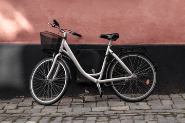 Fototapeta na wymiar Bicycle near pink and black wall