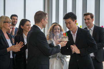Company leaders give birthday cakes to employees in the company.