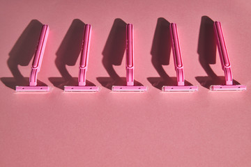 Fototapeta premium Women's disposable razors on a pink background