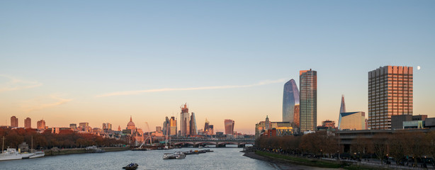 Fototapeta na wymiar Panoramic scene of London skyline at dusk