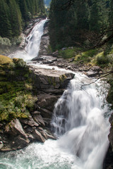 Naklejka premium Dwa szalejące górskie wodospady w austriackich Alpach