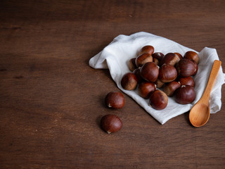 castañas sobre paño blanco y platos de barro