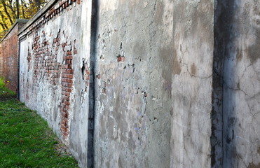 Verwitterte Mauer des Jüdischen Friedhofs in Warschau
