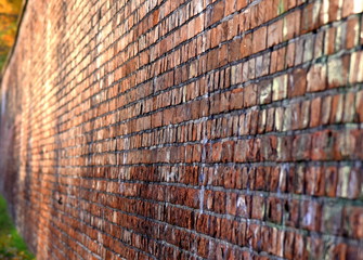 Hohe  Mauer aus Backstein