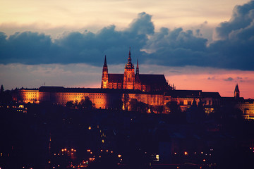 Obraz premium Saint Vitus Cathedral in Prague at dusk