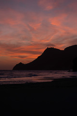 Abenddämmerung spanische Küste, rote Wolken, Bucht mit Felsen