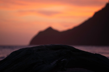 romantischer Sonnenuntergang, spanische Küste, Ast im Vordergrund