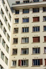 Marché immobilier / logement : vue extérieure de bâtiments d'habitation avec nombreuses fenêtres d'appartements