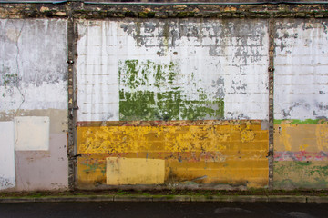 Vieux mur sale et usé jaune et blanc. Ambiance industrielle. Texture pour arrière-plan