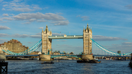 Fototapeta na wymiar Geschlossene Tower Bridge in der Nachmittagssonne