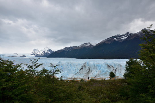 Hombre de espaldas parado frente al Glaciar Perito Moreno